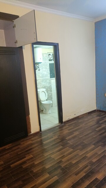 Room in 2 BHK Apartment at Amrapali Silicon City, Sector 76 – for Rent