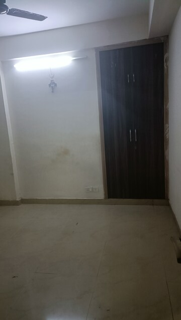 Room in 2 BHK Apartment at Amrapali Silicon City, Sector 76 – for Rent