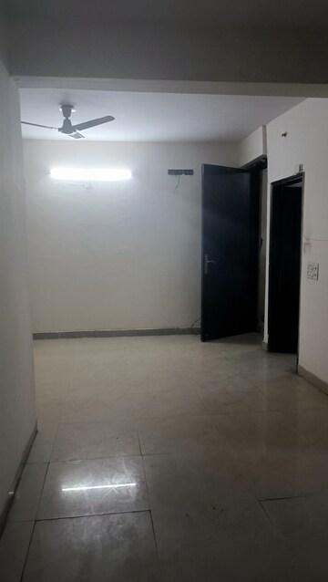 Room in 2 BHK Apartment at Amrapali Silicon City, Sector 76 – for Rent