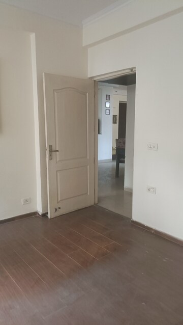 Room in 3 BHK Apartment at Amrapali Silicon City, Sector 76 – for Rent