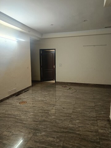 Room in 3 BHK Apartment at Amrapali Silicon City, Sector 76 – for Rent