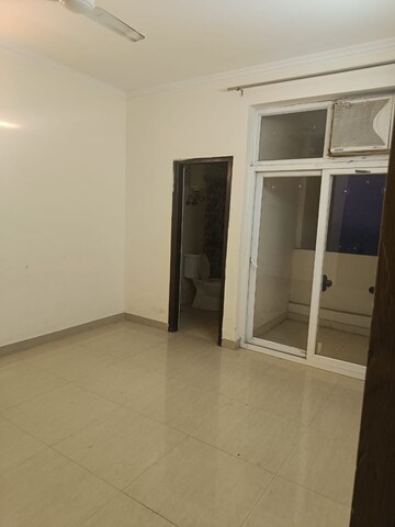 Room in 3 BHK Apartment at Amrapali Silicon City, Sector 76 – for Rent