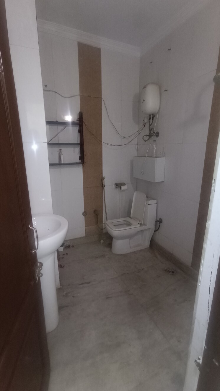 Bathroom, kalkaji 2.5 Bedroom 900 Sq.Ft. Independent House In Kalkaji Delhi 8021137