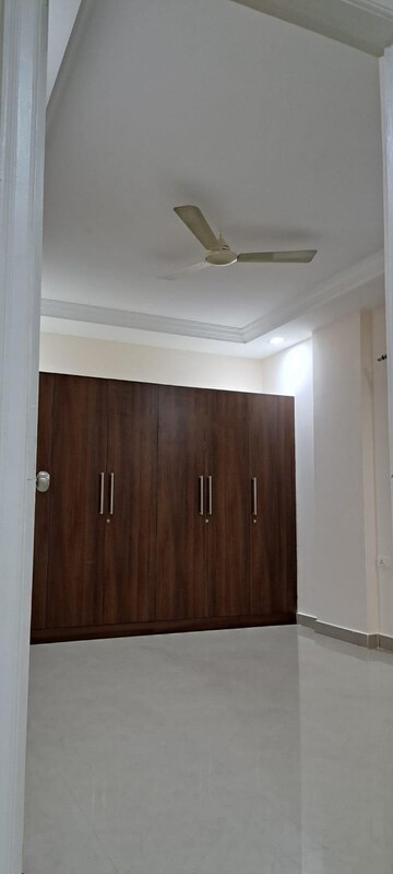 Room in 3 BHK Apartment at SMR Vinay Fountainhead, Hafeezpet – for Rent