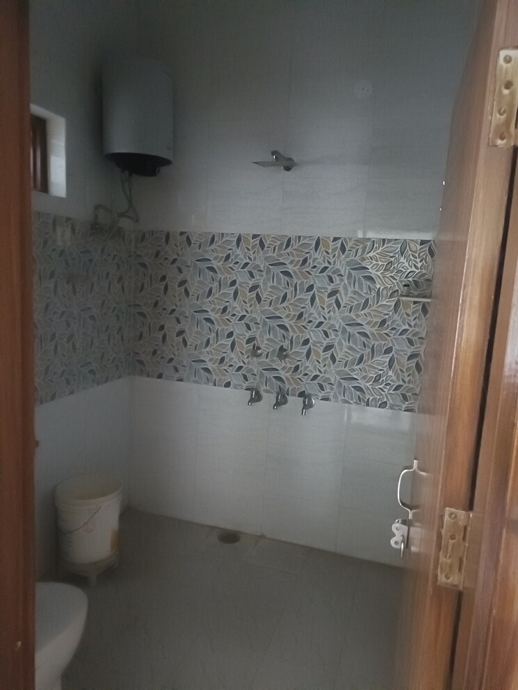 Bathroom, rajendra nagar 4 Bedroom 1800 Sq.Ft. Builder Floor In Rajendra Nagar Ghaziabad 8021274