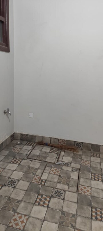 Room in 3 BHK Apartment at Shri Balaji BCC Greens, Deva Road – for Rent
