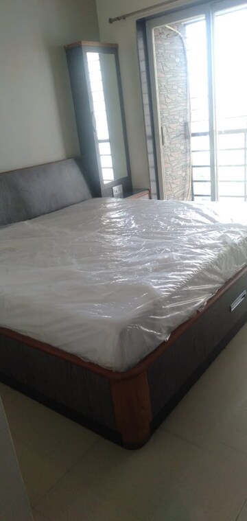 Bedroom in 2 BHK Apartment at Hiranandani Estate – for Rent