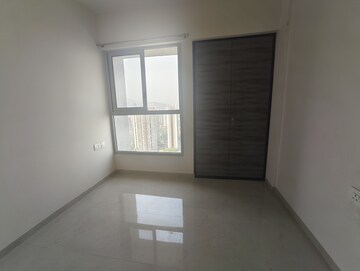Room in 2 BHK Apartment at Piramal Vaikunth, Balkum Pada – for Rent