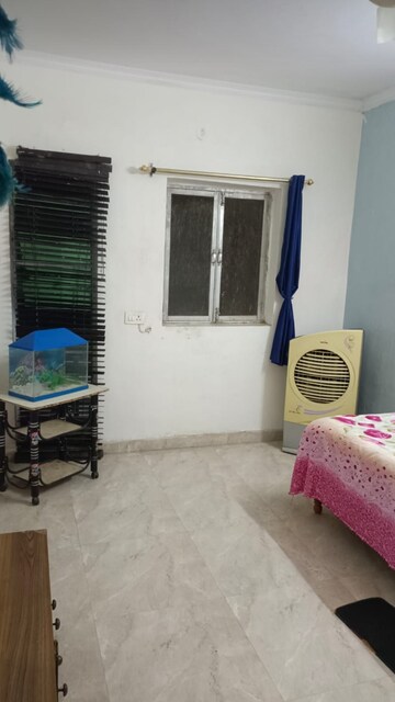 Living Room in 2.5 BHK Apartment at Mayur Vihar – for Rent