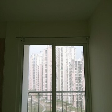 Room in 2 BHK Apartment at Jaypee Greens Aman, Sector 151 – for Rent