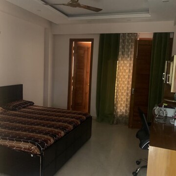 Room in 3 BHK Builder Floor at Sector 38 – for Rent