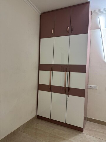 Room in 3 BHK Apartment at Gaur City 2 - 14th Avenue, Sector 16c Greater Noida – for Rent