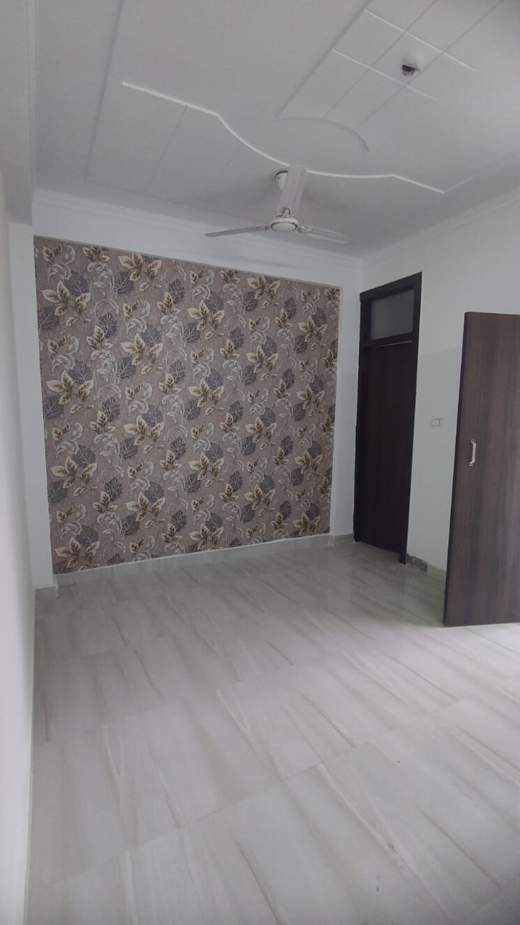 Room, sector 73 2 Bedroom 1100 Sq.Ft. Builder Floor In Sector 73 Noida 8022369