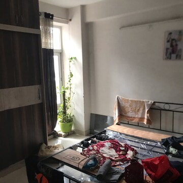 Room in 3 BHK Apartment at Signature Global Signum 71, Sector 73 – for Rent