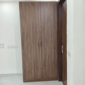 Room in 4 BHK Apartment at Chattarpur – for Rent