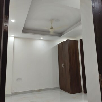 Room in 4 BHK Apartment at Chattarpur – for Rent