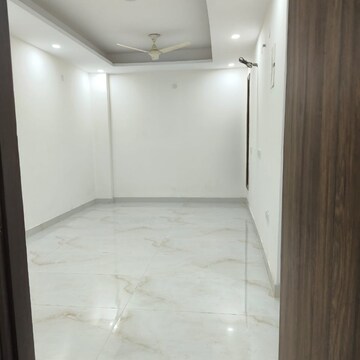 Room in 4 BHK Apartment at Chattarpur – for Rent