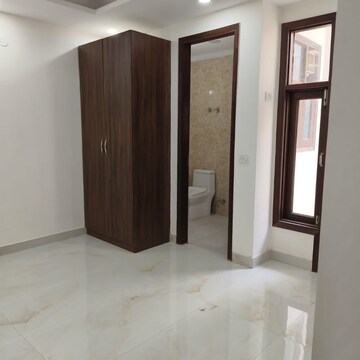 Room in 4 BHK Apartment at Chattarpur – for Rent