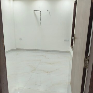 Room in 4 BHK Apartment at Chattarpur – for Rent