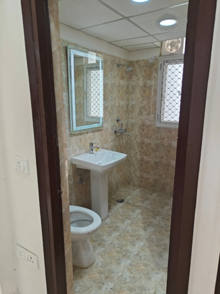 Bathroom, amrapali-royal 3.5 Bedroom 2050 Sq.Ft. Apartment In Vaibhav Khand Ghaziabad 8022838