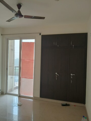 Room in 3.5 BHK Apartment at Jaypee Greens Aman, Sector 151 – for Rent