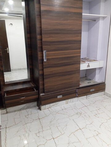 Furnished Amenities in 2.5 BHK Builder Floor at Krishna Nagar – for Rent