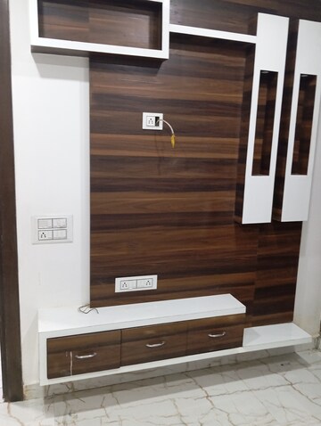 Furnished Amenities in 2.5 BHK Builder Floor at Krishna Nagar – for Rent