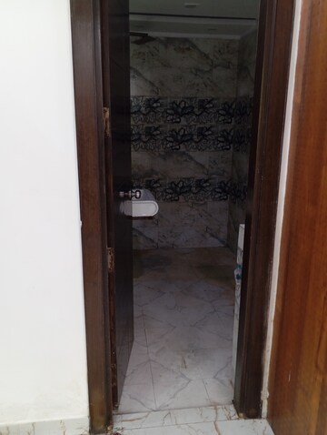 Furnished Amenities in 2.5 BHK Builder Floor at Krishna Nagar – for Rent