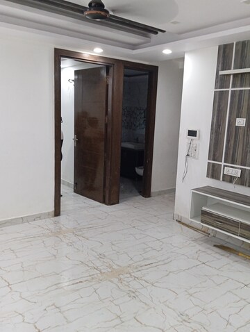 Furnished Amenities in 2.5 BHK Builder Floor at Krishna Nagar – for Rent