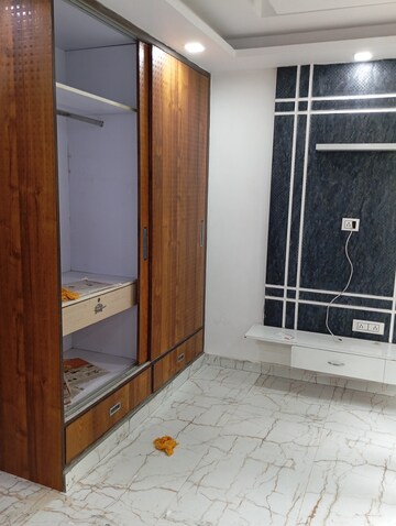 Furnished Amenities in 2.5 BHK Builder Floor at Krishna Nagar – for Rent