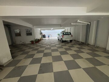 Parking in 3 BHK Builder Floor at Sector 9a – for Sale