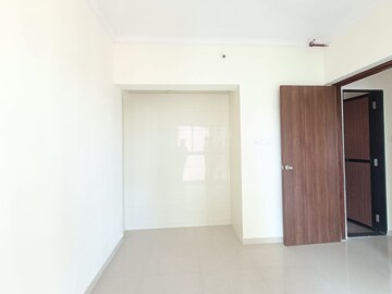 Room in 2 BHK Apartment at Lodha Amara, Kolshet Road – for Rent