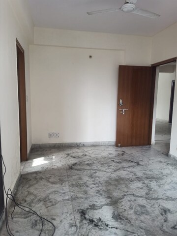 Room in 3 BHK Apartment at Dwarka Mor – for Rent
