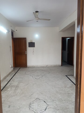 Room in 3 BHK Apartment at Dwarka Mor – for Rent