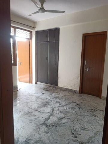 Room in 3 BHK Apartment at Dwarka Mor – for Rent