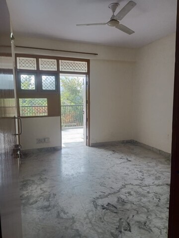 Room in 3 BHK Apartment at Dwarka Mor – for Rent