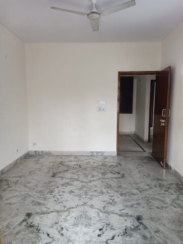 Room in 3 BHK Apartment at Dwarka Mor – for Rent