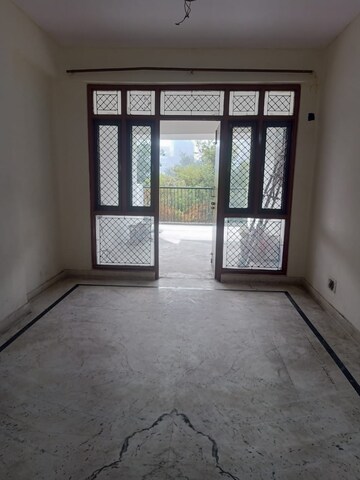 Room in 3 BHK Apartment at Dwarka Mor – for Rent