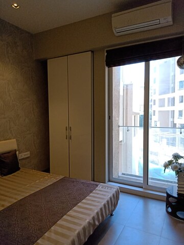 Room in 2.5 BHK Apartment at Hiranandani Estate, Ghodbunder Road – for Rent