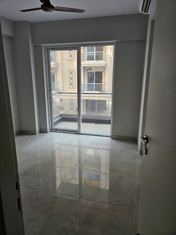 Furnished Amenities in 3 BHK Apartment at Signature Global City, Sector 37d – for Rent