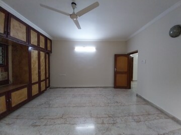 Room in 3 BHK Builder Floor at Sector 76 – for Sale