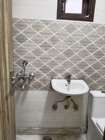 Bathroom in 1 BHK Apartment at Khirki Extension – for Rent