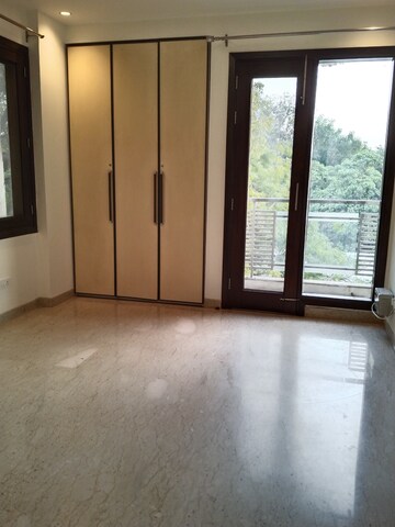 Room in 4 BHK Apartment at Panchsheel Park – for Rent