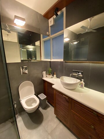 Attached Bathroom in 2.5 BHK Apartment at Greater Kailash I – for Rent