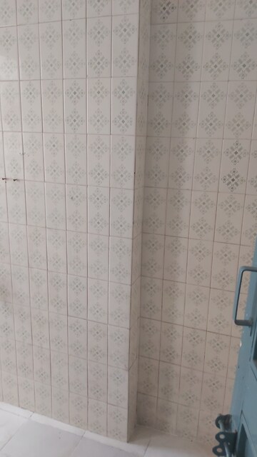 Bathroom in 2.5 BHK Apartment at Mayur Vihar 1 – for Rent