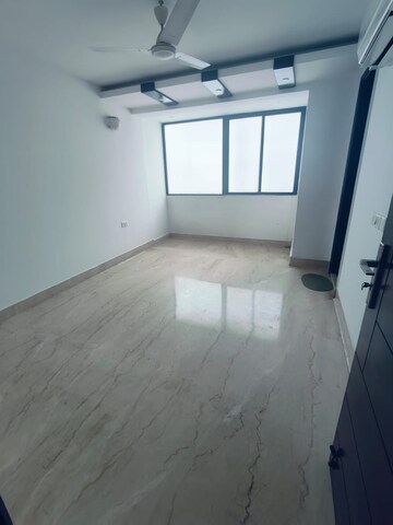 Room in 4 BHK Apartment at Green Park Extension – for Rent
