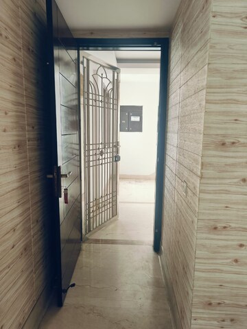 Room in 4 BHK Apartment at Green Park Extension – for Rent