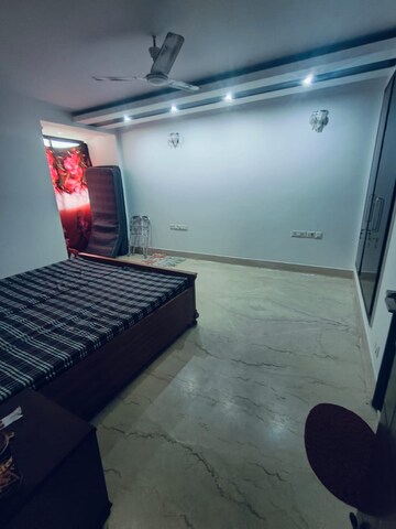 Room in 4 BHK Apartment at Green Park Extension – for Rent