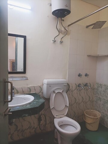 Master Bedroom in 3 BHK Builder Floor at Unitech South City II, Sector 50 – for Rent
