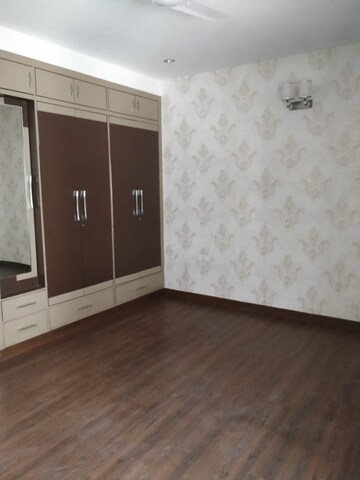 Room in 3 BHK Apartment at Safdarjang Enclave – for Rent